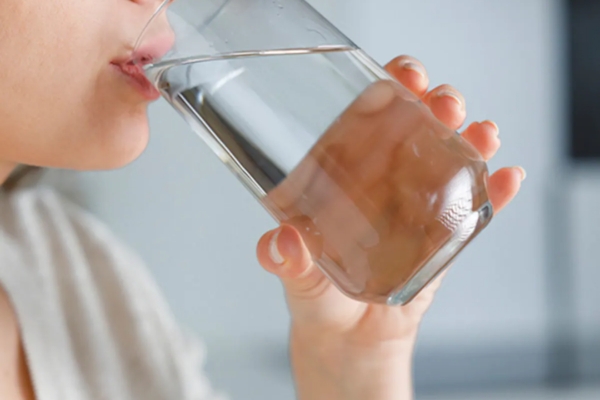 Maintain the habit of drinking water regularly every hour