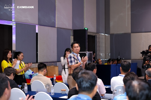 Giải chạy đêm Eximbank 2025 kỷ niệm 135 năm sinh Chủ tịch Hồ Chí Minh, SAPUWA tài trợ bạc và cung cấp nước tinh khiết cho hơn 5.000 vận động viên