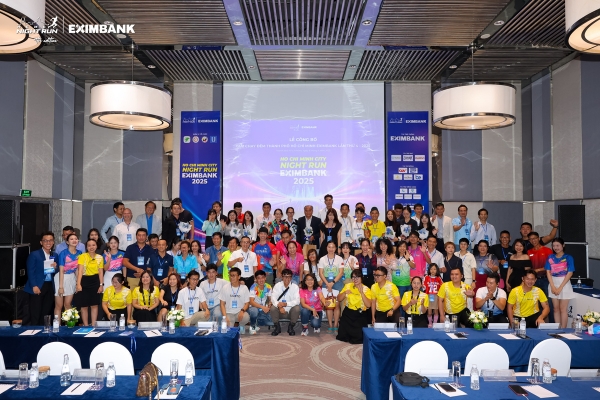 Giải chạy đêm Eximbank 2025 kỷ niệm 135 năm sinh Chủ tịch Hồ Chí Minh, SAPUWA tài trợ bạc và cung cấp nước tinh khiết cho hơn 5.000 vận động viên