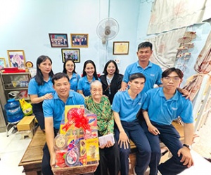 Đoàn thanh niên SAPUWA thăm hỏi Mẹ Việt Nam anh hùng Nguyễn Thị Ai nhân kỷ niệm 79 năm ngày thương binh - liệt sĩ