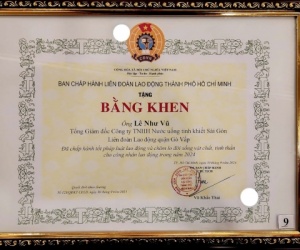 General Director Le Nhu Vu was honored to receive a certificate of merit from the Ho Chi Minh City Labor Federation