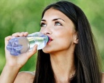 Nước khoáng hay nước cất uống tốt hơn ?