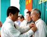 Mr. NGUYEN QUOC SINH – Sapuwa Cell’s Communist Party member receives the badge of Communist Party 40th year