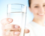 Điều gì xảy ra khi uống 4 lít nước một ngày?